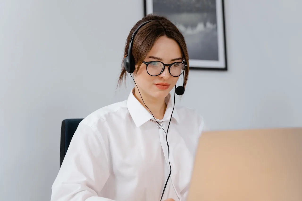 Mitarbeiterin mit Headset am Arbeitsplatz